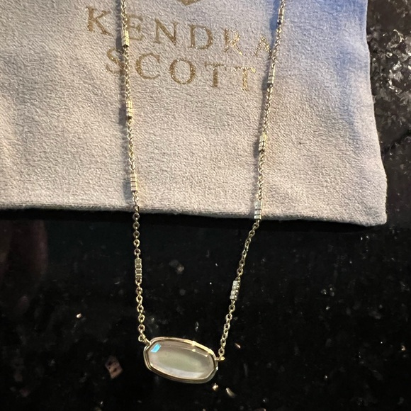 Kendra Scott Pendant Necklace in Ivory Mother-of-Pearl and Gold - Picture 6 of 8